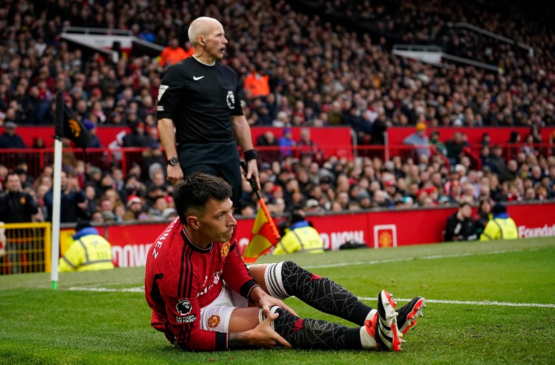 Lisandro Martinez ôm đầu gối đau đớn sau chấn thương trong trận MU thua Crystal Palace