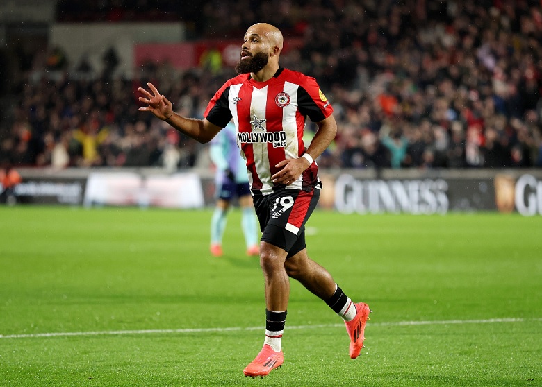 Tiền đạo Bryan Mbeumo của Brentford trong một trận đấu, đang là mục tiêu chuyển nhượng của Manchester United với yêu cầu lương 250.000 bảng/tuần.