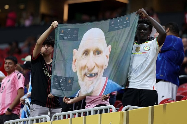 Tấm banner CĐV PSG chế giễu Messi với hình ảnh già nua