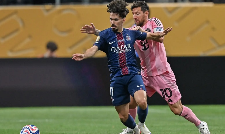 Lionel Messi thể hiện sự thất vọng trong pha tranh chấp bóng với tiền vệ Vitinha của PSG tại Club World Cup 2025