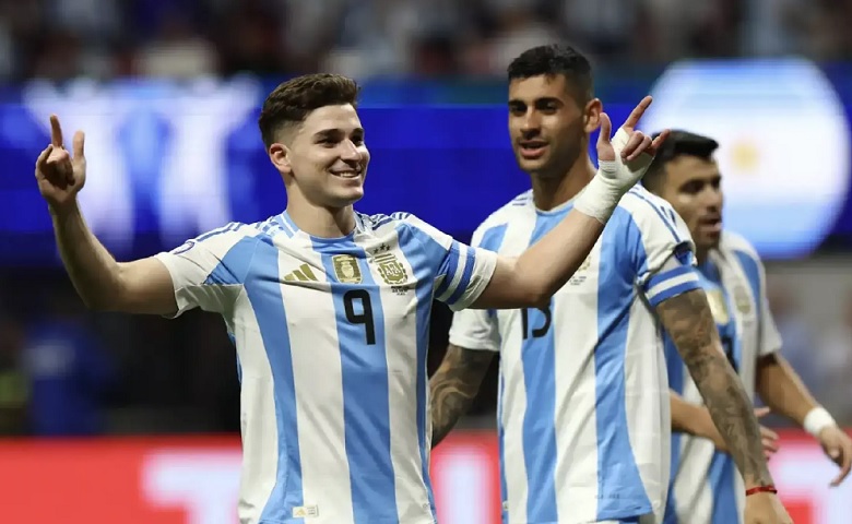 Julian Alvarez ăn mừng bàn thắng duy nhất giúp Argentina đánh bại Chile tại vòng loại World Cup 2026