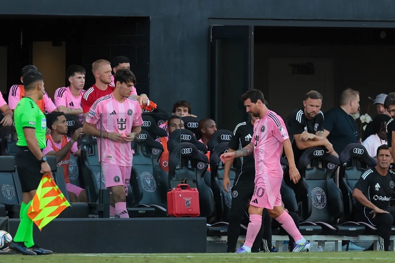 Lionel Messi thể hiện sự thất vọng trên sân cỏ trong trận đấu với Necaxa, sau khi gặp chấn thương đùi trái, gây lo lắng cho Inter Miami và đội tuyển Argentina.
