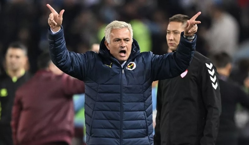 Huấn luyện viên Jose Mourinho nhận án phạt cấm chỉ đạo từ LĐBĐ Thổ Nhĩ Kỳ