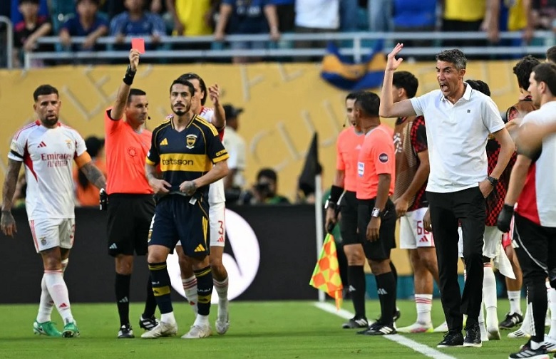Trọng tài Cesar Ramos rút thẻ đỏ trong trận đấu đầy kịch tính giữa Boca Juniors và Benfica tại FIFA Club World Cup 2025