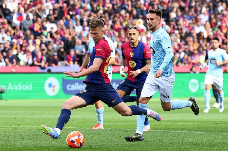 Cầu thủ Barcelona ăn mừng bàn thắng tại Camp Nou sau chiến thắng kịch tính trước Celta Vigo, củng cố ngôi đầu La Liga