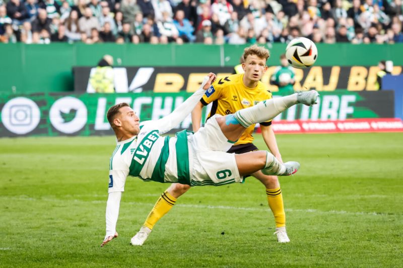 Cầu thủ Lechia Gdansk đang ăn mừng bàn thắng trên sân nhà PGE Arena, thể hiện tinh thần quyết tâm trước trận gặp GKS Katowice.