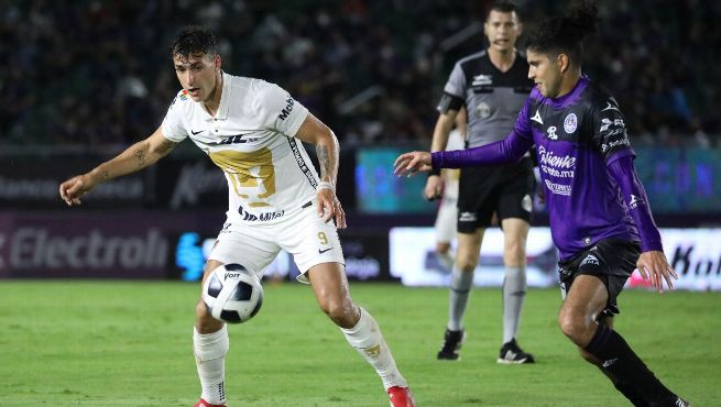 Cảnh tranh chấp bóng giữa cầu thủ Mazatlan và Pumas UNAM