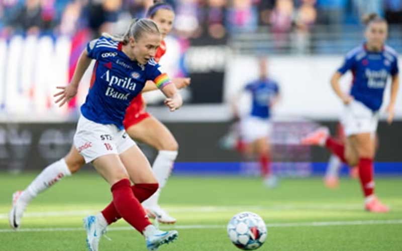 Tổng quan trận đấu Nữ Valerenga và Nữ Ferencvaros với bối cảnh sân cỏ