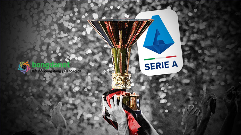 Sân vận động với logo Serie A và cờ Ý, biểu tượng của giải bóng đá vô địch quốc gia Italia