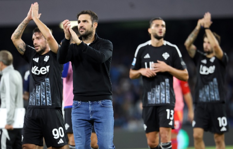 Cesc Fabregas chỉ đạo trên sân trong màu áo Como - HLV trẻ tiềm năng