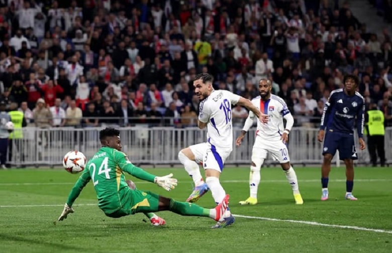 Thủ môn Andre Onana trong màu áo Manchester United, đối mặt với áp lực sau những sai lầm và việc bị cắt giảm lương.