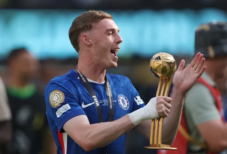Cole Palmer thi đấu cho Chelsea, mục tiêu chuyển nhượng kỷ lục 250 triệu euro của PSG