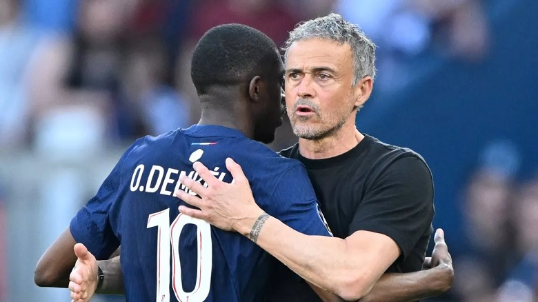 Cầu thủ Ousmane Dembele của PSG đứng trên sân, có nguy cơ vắng mặt trận tái đấu Champions League với Arsenal do chấn thương gân kheo.