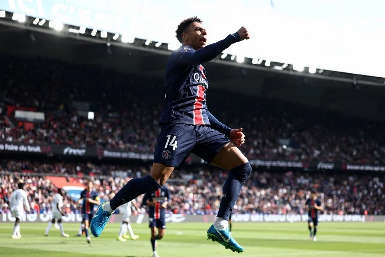Đội hình PSG ăn mừng bàn thắng tại Parc des Princes trong trận đấu quyết định ngôi vô địch Ligue 1