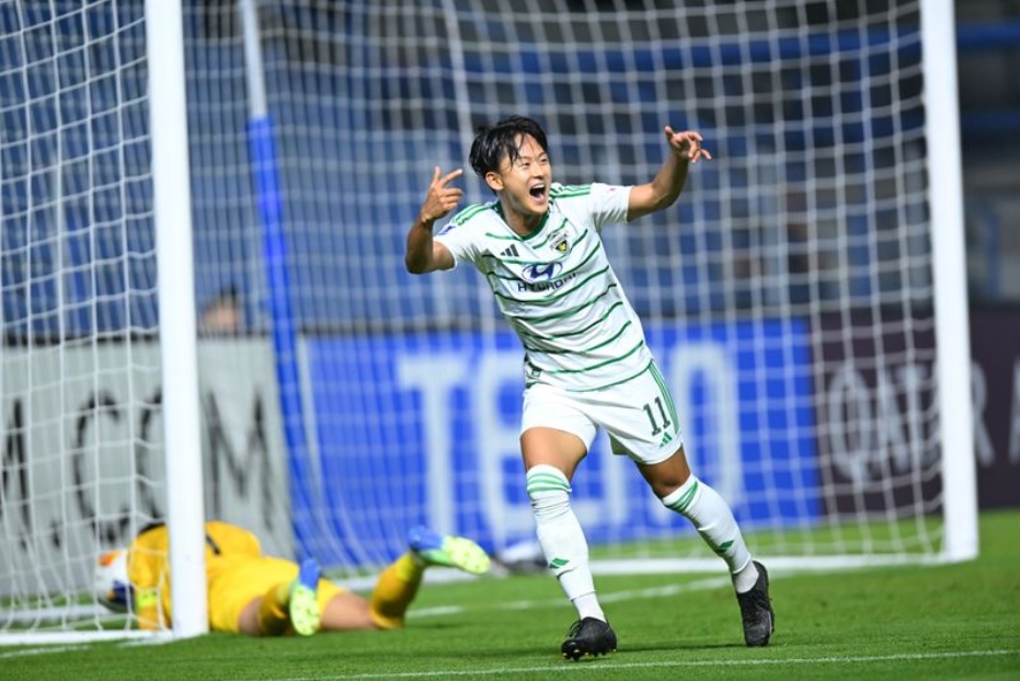 Các cầu thủ Jeonbuk Hyundai Motors ăn mừng chiến thắng ấn tượng trước Port FC, minh chứng cho sức mạnh vượt trội của đội bóng K League.