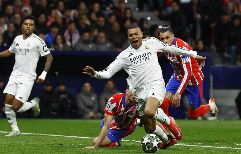 Các cầu thủ Real Madrid và Atletico Madrid chuẩn bị cho loạt sút luân lưu căng thẳng quyết định tấm vé tứ kết Champions League