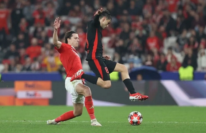 Alvaro Carreras trong màu áo Benfica, tâm điểm của thương vụ chuyển nhượng phức tạp giữa Real Madrid và Manchester United