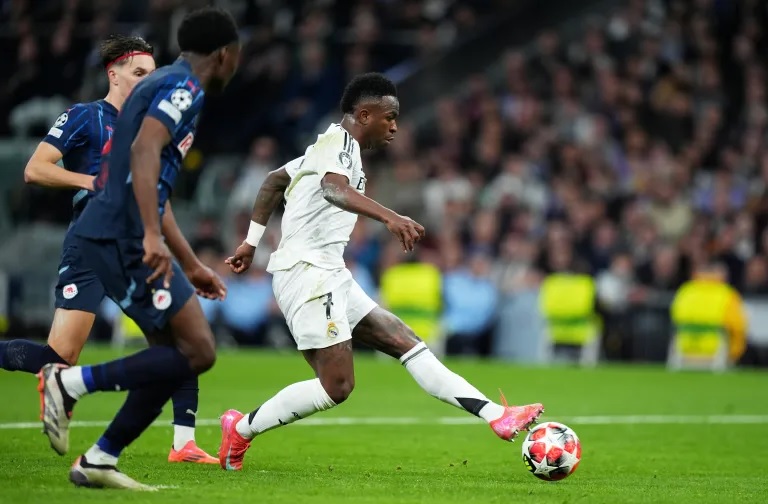 Các cầu thủ Real Madrid ăn mừng bàn thắng, thị uy sức mạnh trước Salzburg tại lượt trận Cúp C1