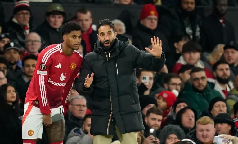 Marcus Rashford trên sân cỏ trong màu áo Manchester United, thể hiện sự thất vọng khi đối mặt với HLV Ruben Amorim, cho thấy mối quan hệ căng thẳng giữa cầu thủ và ban huấn luyện.