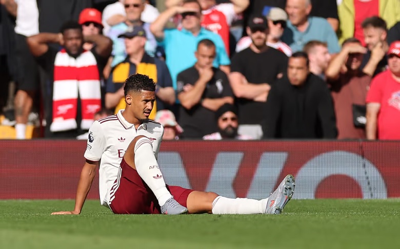 Trung vệ William Saliba của Arsenal đang tập luyện trên sân, thể hiện sự hồi phục tích cực sau chấn thương mắt cá.