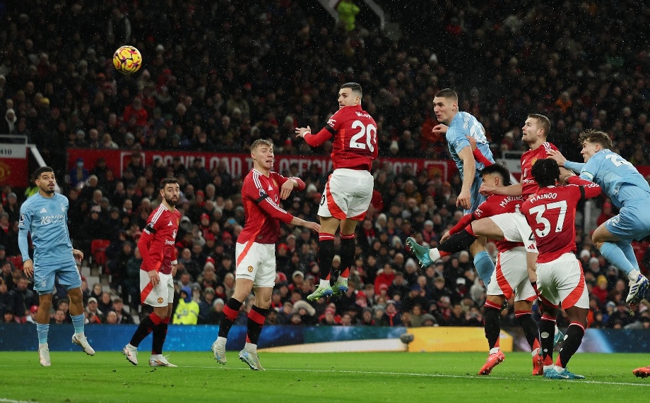 Cầu thủ MU thất vọng sau bàn thua, hàng phòng ngự thi đấu kém cỏi trước Nottingham tại Old Trafford