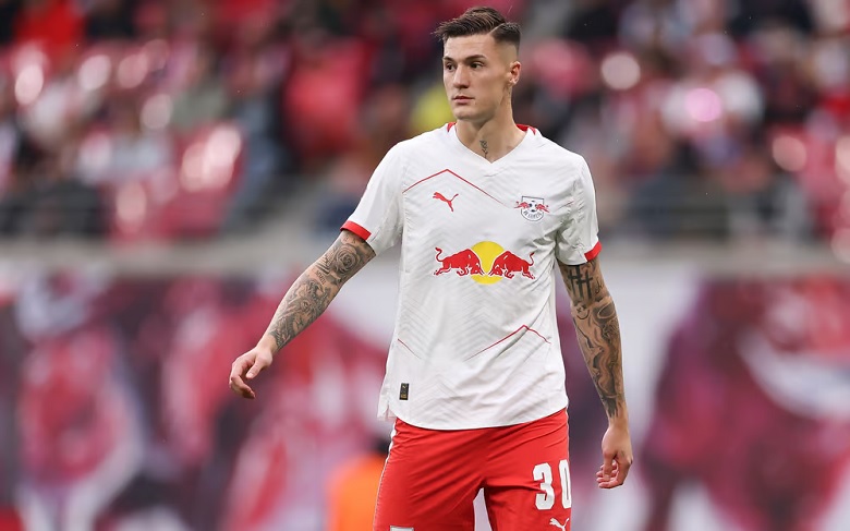 Tiền đạo Benjamin Sesko trên sân tập RB Leipzig, chuẩn bị rời đội để gia nhập bến đỗ mới tại Premier League
