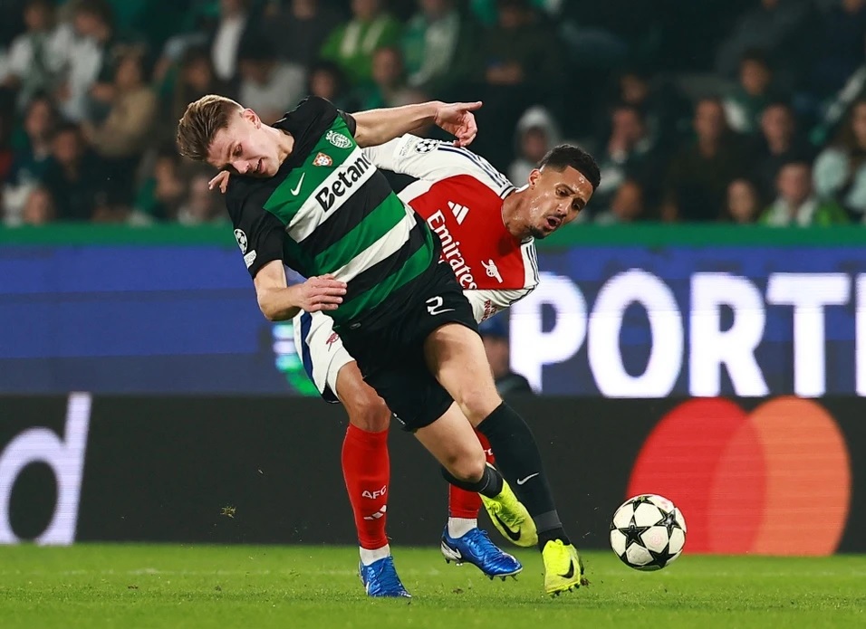 Tiền đạo Viktor Gyokeres của Sporting Lisbon đối mặt với sự kèm cặp chặt chẽ từ hàng phòng ngự Arsenal trong trận thua 1-5 tại Cúp C1.