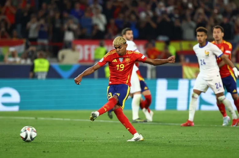 Các cầu thủ Tây Ban Nha ăn mừng bàn thắng vào lưới Pháp tại bán kết UEFA Nations League 2024/25, lập kỷ lục mới