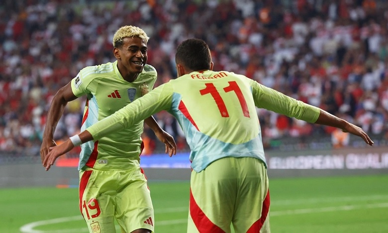 Các cầu thủ Tây Ban Nha ăn mừng bàn thắng vào lưới Thổ Nhĩ Kỳ trong trận đấu chiến thắng 6-0