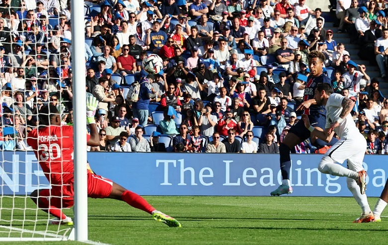 Cầu thủ PSG ăn mừng chức vô địch Ligue 1 mùa giải 2024/2025 sau chiến thắng tối thiểu trước Angers