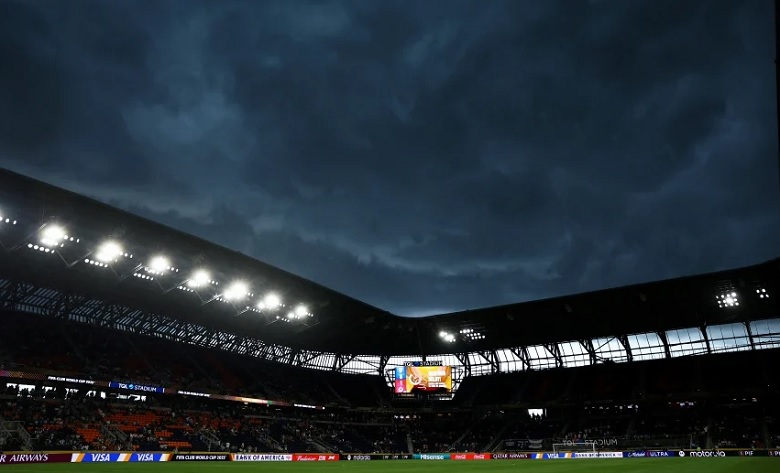 Mây đen che phủ sân TQL Cincinnati khi trận đấu Club World Cup 2025 bị hoãn do bão