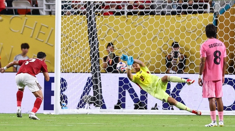 Mahmoud Trezeguet thất vọng sau pha đá phạt đền hỏng khiến Al Ahly lỡ cơ hội ghi bàn vào lưới Inter Miami tại FIFA Club World Cup 2025