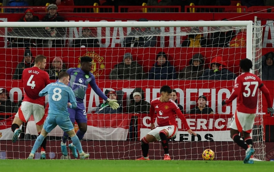 Rasmus Hojlund cùng các cầu thủ Manchester United trong trận đấu, thể hiện sự nỗ lực thích nghi với chiến thuật của HLV Ruben Amorim