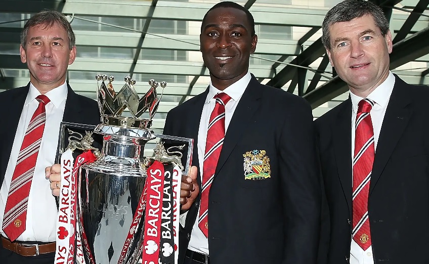 Ba huyền thoại Manchester United là Bryan Robson, Andy Cole và Denis Irwin trong bối cảnh bị cắt giảm lương