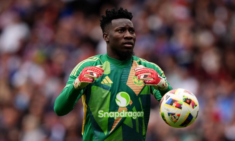 Thủ môn Andre Onana của Manchester United tập trung trước trận đấu