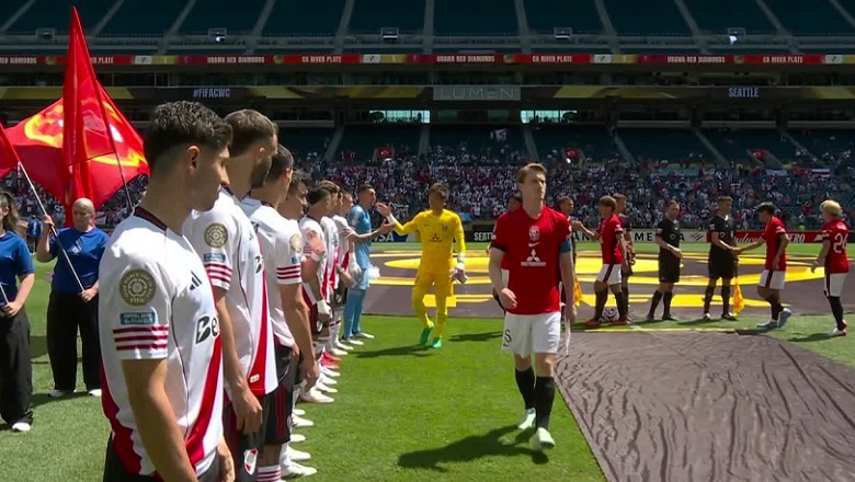 Thủ quân Marius Hoibraten của Urawa Reds bỏ qua nghi thức bắt tay cầu thủ River Plate trước trận đấu FIFA Club World Cup 2025.