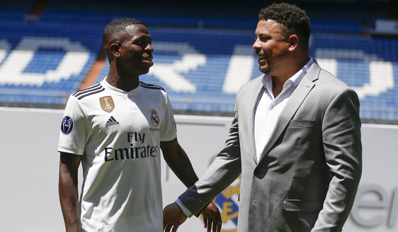 Ngôi sao Vinicius Junior của Real Madrid ăn mừng bàn thắng, đánh dấu cột mốc lịch sử tại câu lạc bộ.
