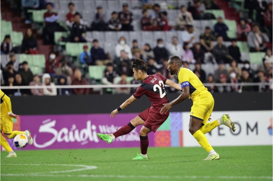 Hình ảnh cầu thủ Vissel Kobe ăn mừng bàn thắng quyết định vào lưới Central Coast Mariners