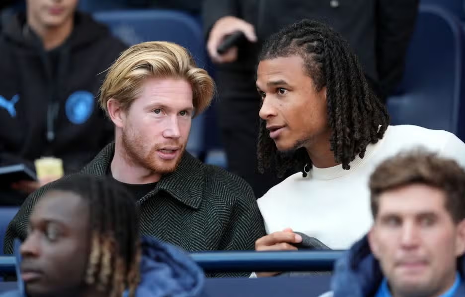 Nathan Aké và Kevin De Bruyne trong buổi tập của Man City, tình hình chấn thương của họ là mối lo ngại lớn cho Pep Guardiola