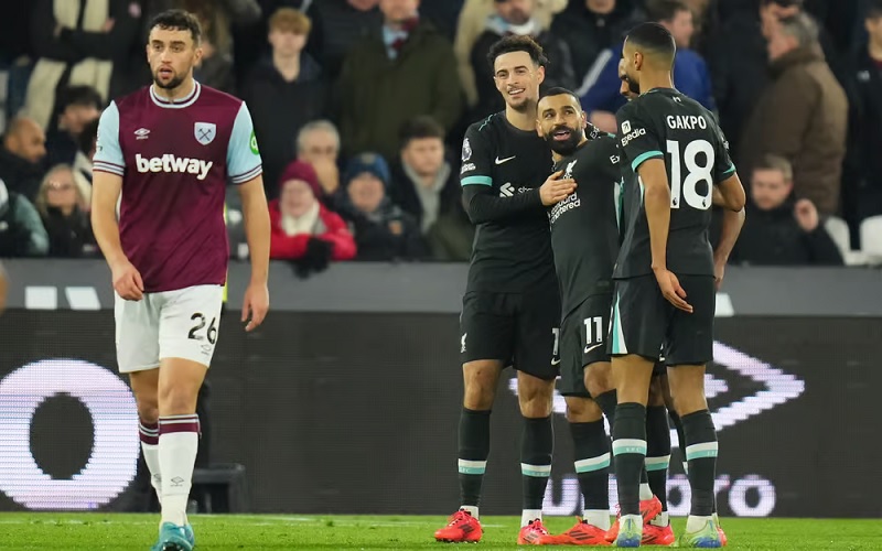 Các cầu thủ Liverpool ăn mừng chiến thắng 5-0 trước West Ham, củng cố ngôi đầu Premier League