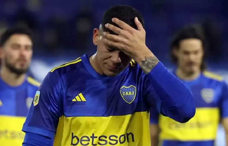 Cựu sao MU Marcos Rojo tranh cãi với HLV Miguel Russo tại Boca Juniors, dẫn đến việc bị cấm cửa khỏi đội một.