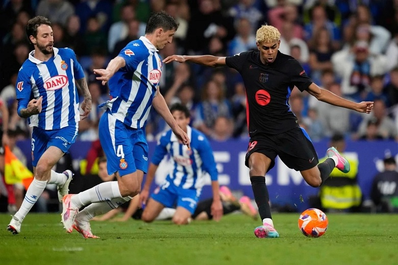 Lamine Yamal ăn mừng sau khi Barcelona vô địch La Liga 2024/25