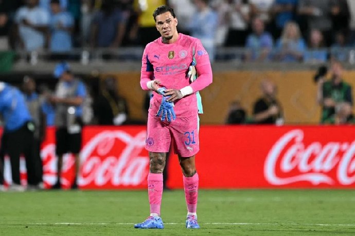 cdv-man-city-phan-no-doi-ban-ederson-ngay-tuc-thi_1751359168.jpg
